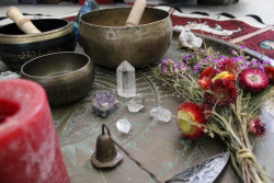 bohemianhomes:  Bohemian Home: Crystals, sage and flowers 