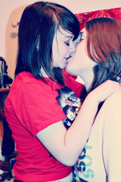 fuckyeahlipsticklesbians:  me: catsnbags.tumblr.com her: carnivalkitten.tumblr.com