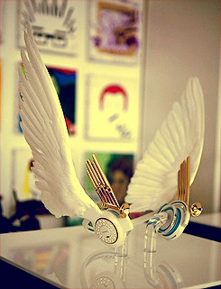 preciousprettypink:  Winged headphones. [x]  I want these, especially