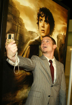  thingsimcurrentlyinto:  Here’s a picture of Elijah Wood taking