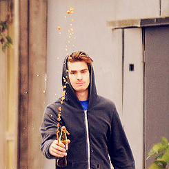 the-amazing-bambi-man:   andrew garfield vs. the paparazzi  