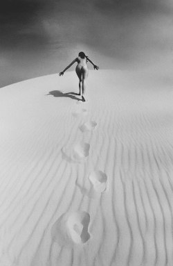 realityayslum:  Jeanloup Sieff - Femme nue gravissant une dune,