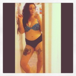 Swimsuit in da kitchen ☀🌊🍴🍳 #tattoos #stacked #meow