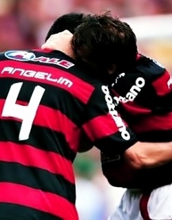 nosso-fla:  Quando o Flamengo vence, há mais amor nos morros,