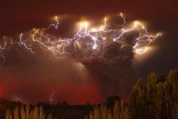 dragon-woman:  Lightning flashes around the ash plume of the