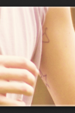 stolemysociallife:  Harry’s new tattoo, and where do we find