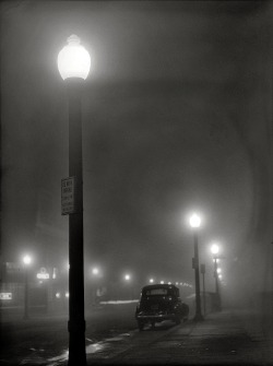 luzfosca:  Jack Delano Foggy night in New Bedford, Massachusetts,