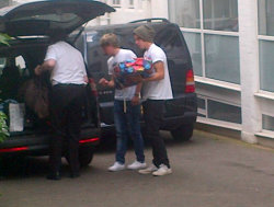 niallchins:  Niall & Harry putting Josh’s present in the