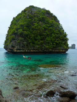 idontneedyourheroact:  salaampuja:   The mysterious island that