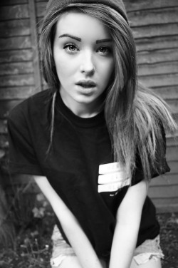dontbelievehersmile:  black and white blog :) 