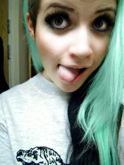 lolliex:  What i’d look like with turquoise hair, want! :’)