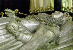 love-of-history:  Elizabeth I is buried on top of her sister,