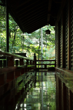 homedecorart:  hiromitsu:  Corridor by mrhayata on Flickr.  via