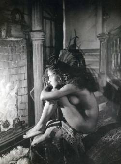 James Van Der Zee: Nude by the painted fireplace, 1923