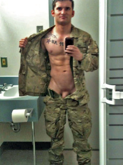 bannock-hou:  fuck yeah! love the army boys showing off their