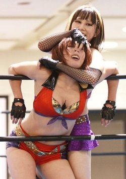 Female Japanese wrestling: Mio Shirai and Kana  Source: http://dafalcon10.blogspot.com