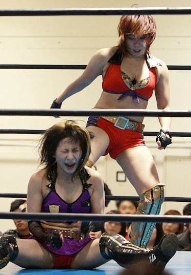 Female Japanese wrestling: Mio Shirai and Kana  Source: http://dafalcon10.blogspot.com