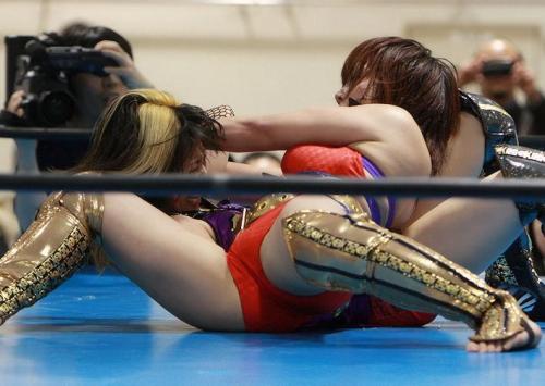 Female Japanese wrestling: Mio Shirai and Kana  Source: http://dafalcon10.blogspot.com