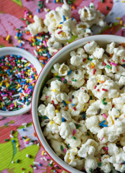 gastrogirl:  funfetti cake batter popcorn. 