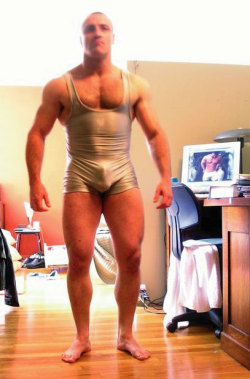 piledriveu:  barely fits him the dude is so packed! 