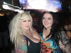 sailorbbw:  Me and the lovely Caz &lt;3 watching Alice Cooper! xx