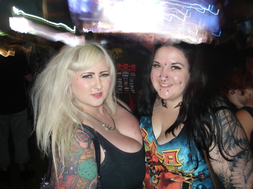 sailorbbw:  Me and the lovely Caz <3 watching Alice Cooper! xx
