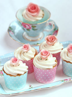 quaintcafe:  rose cupcakes in polka dot liners (by sweetopia*)