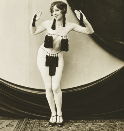 circlinglikeatoms:  Burlesque dancer adorned with tassels.. (ca.