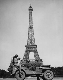  25 August 1944/Paris: American soldiers watch the Eiffel Tower