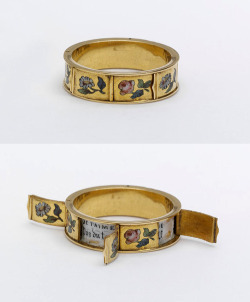 theabandonedparalian:  rudafru:  A hidden-message ring, from