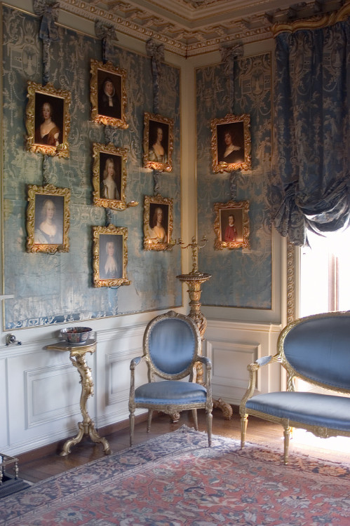 a-l-ancien-regime:  The Blue Boudoir Â Warwick Castle (Richard A. Higgins Photography)