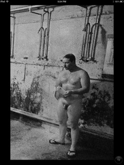 cubluvsbears:  Hot! Why can’t this guy be showering across