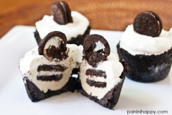 gastrogirl:  baby oreo ice cream pies. 