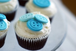 gastrogirl:  cute as a button cupcakes. 