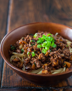 wehavethemunchies:  Taiwanese Noodles with Meat Sauce Recipe