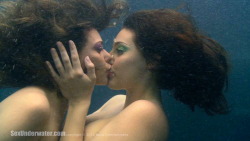 gracieglam:  underwater  (via imgTumble)
