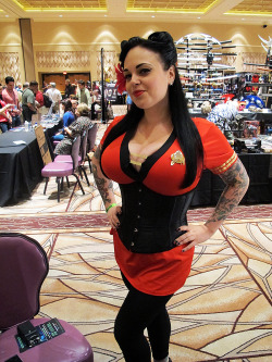 vylettesdomain:  geek-wood:  Sexy Star Trek girl at Star Trek