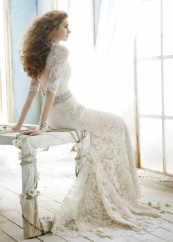 vintageweddingideas:  Lace cut-away back wedding gown 