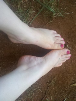 countrysoles:  Gettin’ dirty (;  Dirty feetz!!.