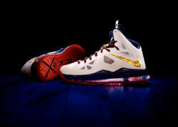 the-triple-double:  LEBRON’S NEW KICKS The 跛 LeBron X would