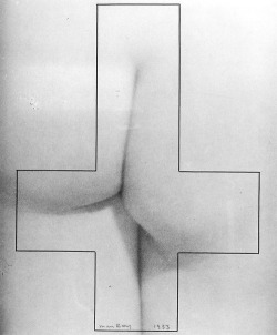 deotroslados:  Man Ray - Monumento a D. A. F. de Sade