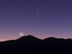 astronomer-in-progress:  Moon with Earthshine over Paranal Observatory