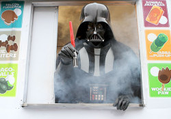 lilsnob:  Star Wars Lightsaber Ice Pop Maker - This absolutely