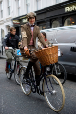 femmedandy:   Erin O’Connor, Tweed Run 2011  Such delightful