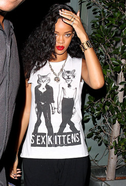 triponbroknbeats:  Rihanna in Santa Monica