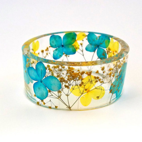 bookspaperscissors:  Handmade contemporary jewelry with resin and real flowers, made by former flower farmer Sumner Smith (It was very hard to choose just ten of these, take a look at the huge range of flowers here!)  Oooh these would make such nice weddi