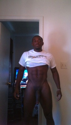 darkcentaur:  #MandingoMonday #BBC  Tall Chocolate Daddy is slinging!