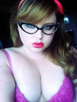 curvesandkink:  bigfatcherrybomb:  Attention seeking  Natural