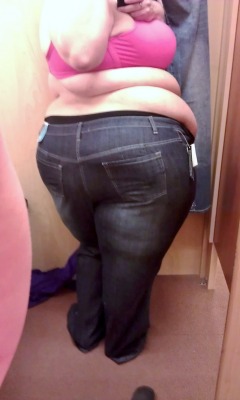 xxlgirls:  maelax: Tried on some jeans that didn’t fit, but