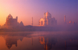 spectral-ozone:  misty-taj by arrested.eye. on Flickr. 